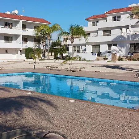 Апартаменты 2 Bedroom With Private Garden, Walk To Nissi