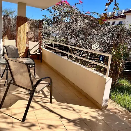 Апартаменты 2 Bedroom With Private Garden, Walk To Nissi Айя-Напа