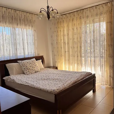 2 Bedroom With Private Garden, Walk To Nissi Апартаменты Айя-Напа