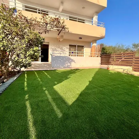 Apartament 2 Bedroom With Private Garden, Walk To Nissi