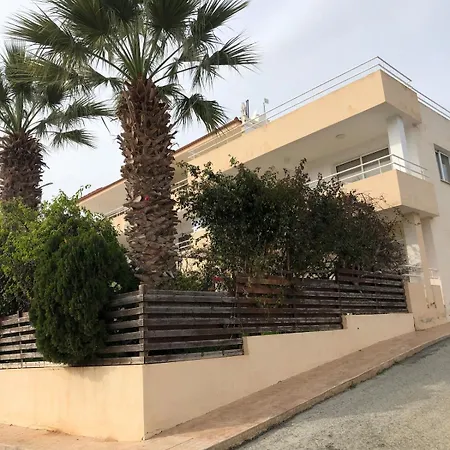 Апартаменты 2 Bedroom With Private Garden, Walk To Nissi Айя-Напа