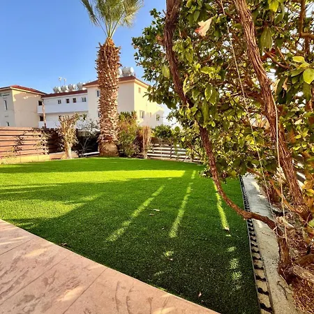 2 Bedroom With Private Garden, Walk To Nissi