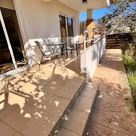 2 Bedroom With Private Garden, Walk To Nissi *