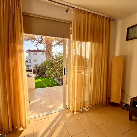 2 Bedroom With Private Garden, Walk To Nissi *