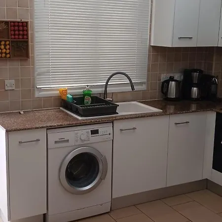 2 Bedroom With Private Garden, Walk To Nissi Апартаменты