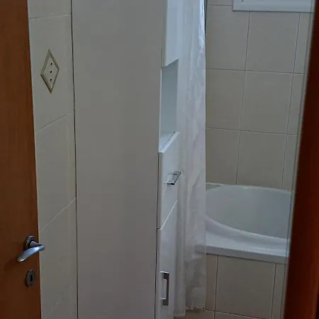 2 Bedroom With Private Garden, Walk To Nissi Апартаменты *