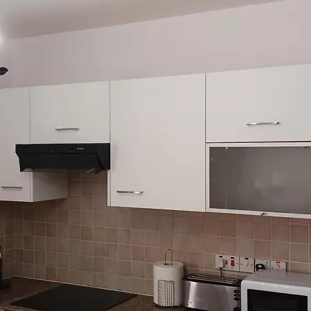 2 Bedroom With Private Garden, Walk To Nissi
