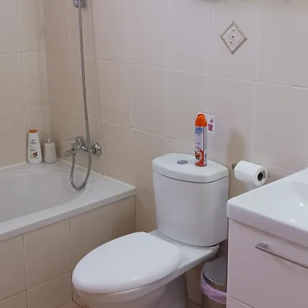 Апартаменты 2 Bedroom With Private Garden, Walk To Nissi *