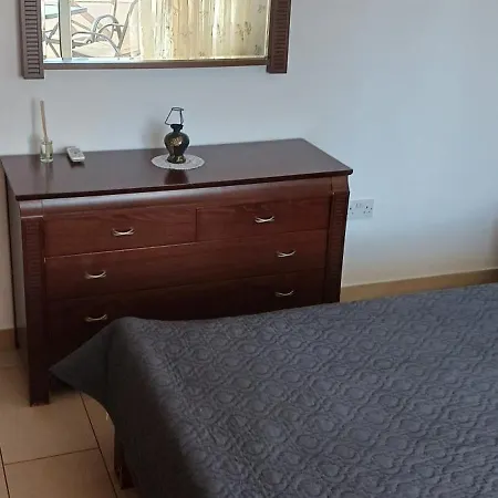 2 Bedroom With Private Garden, Walk To Nissi *