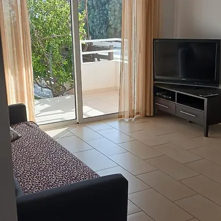 2 Bedroom With Private Garden, Walk To Nissi Апартаменты Айя-Напа