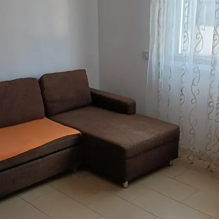 2 Bedroom With Private Garden, Walk To Nissi *