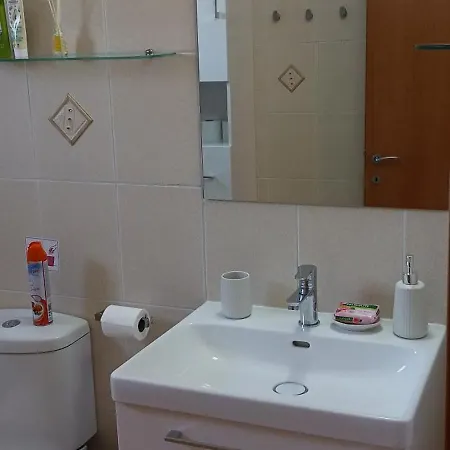 2 Bedroom With Private Garden, Walk To Nissi *