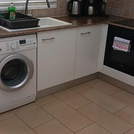 2 Bedroom With Private Garden, Walk To Nissi Айя-Напа