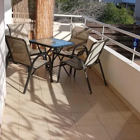 2 Bedroom With Private Garden, Walk To Nissi Апартаменты