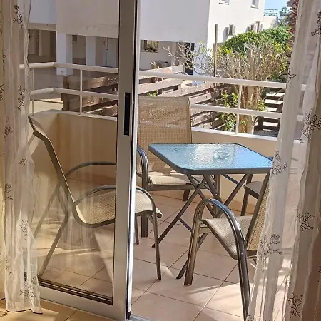 Apartament 2 Bedroom With Private Garden, Walk To Nissi *