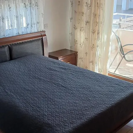 Apartament 2 Bedroom With Private Garden, Walk To Nissi