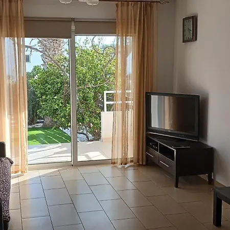 Апартаменты 2 Bedroom With Private Garden, Walk To Nissi Айя-Напа