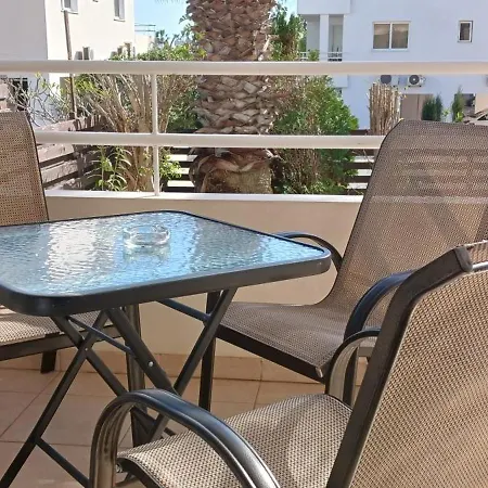 Апартаменты 2 Bedroom With Private Garden, Walk To Nissi Айя-Напа