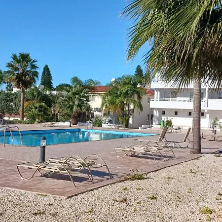 2 Bedroom With Private Garden, Walk To Nissi