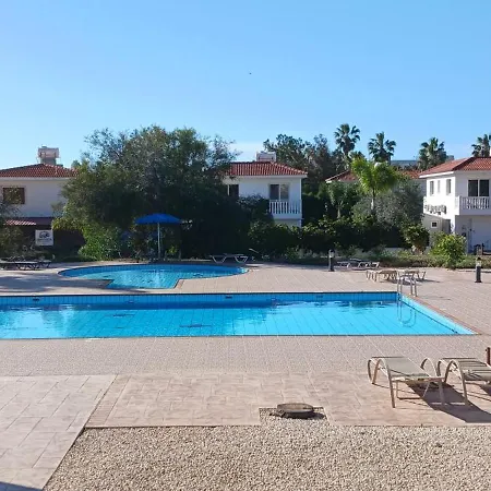 Apartament 2 Bedroom With Private Garden, Walk To Nissi