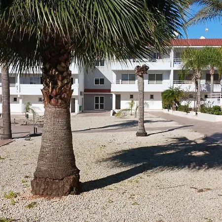 2 Bedroom With Private Garden, Walk To Nissi Apartament *