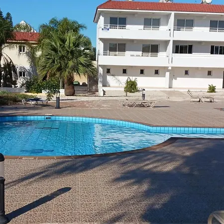 2 Bedroom With Private Garden, Walk To Nissi