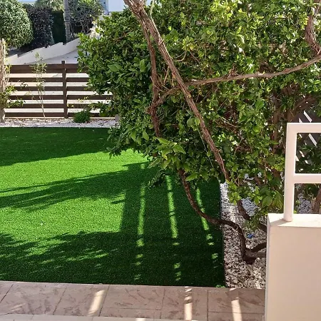 2 Bedroom With Private Garden, Walk To Nissi *
